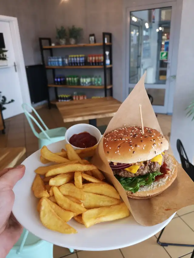 Burger z frytkami