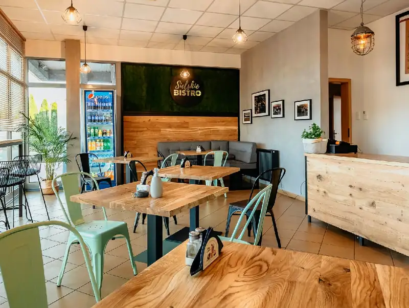 Sala z barem i oknami