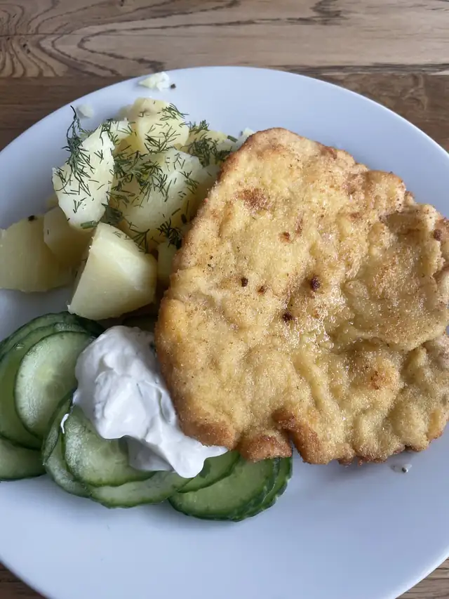 Schabowy z ziemniakami i mizerią