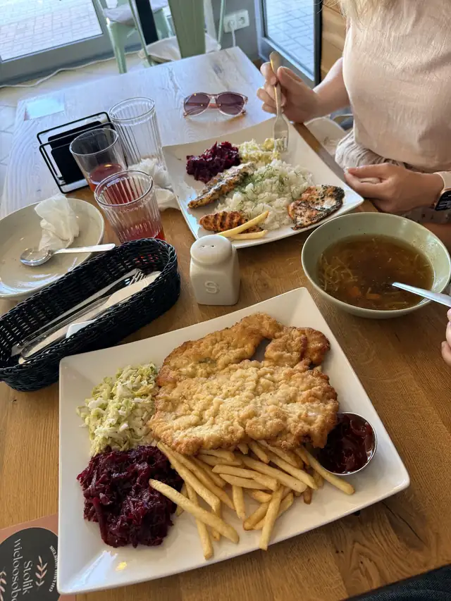 Schabowy z frytkami i buraczkami