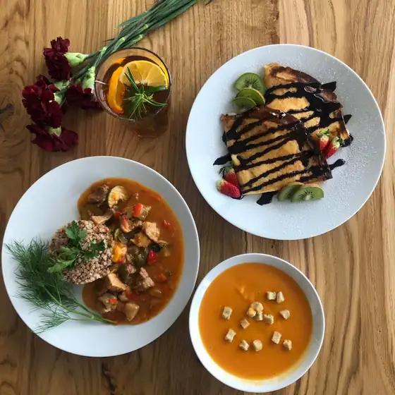 Zupy i naleśniki na drewnianym stole